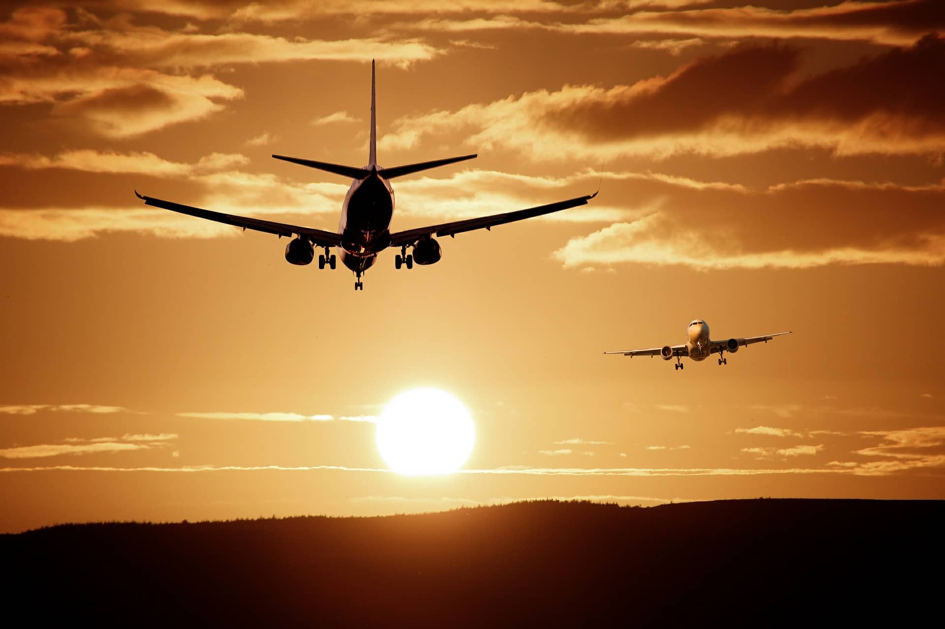Solstrålar över en flygplats